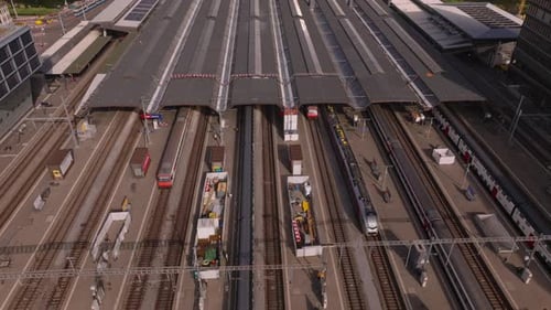 Blick aus der Vogelperspektive auf die Bahnsteige am Hauptbahnhof, Verkehr auf den Gleisen, verschiedene Abfahrten und Ankünfte