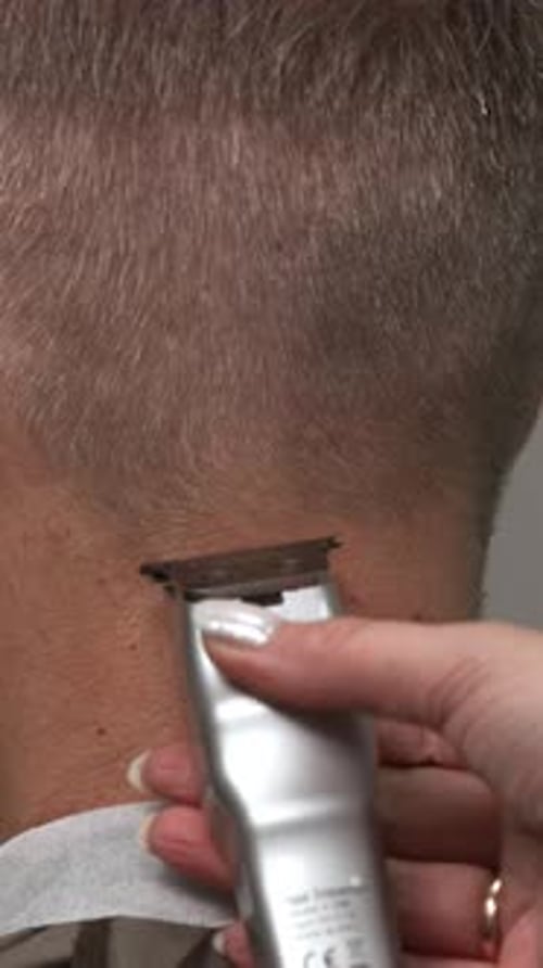 Erfahrener Friseur, der fortgeschrittene Tapering-Fähigkeiten mit professioneller Anleitung und Tools unter Beweis stellt Media