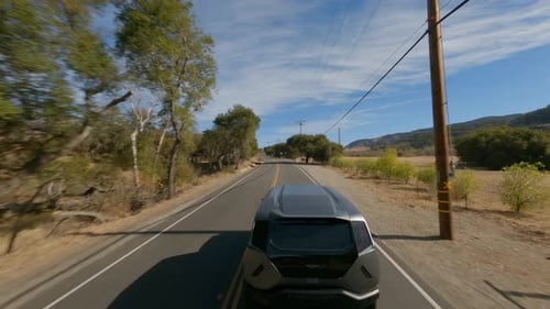 Vista de un Zumbido Fpv de una camioneta negra conduciendo rápido en la carretera. Imágenes de coches de cuatro ruedas.