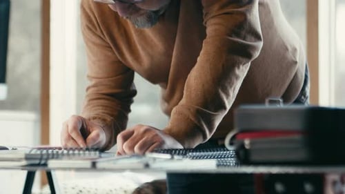 Der Designer arbeitet mit großer Konzentration an seiner Skizze. Nahaufnahme