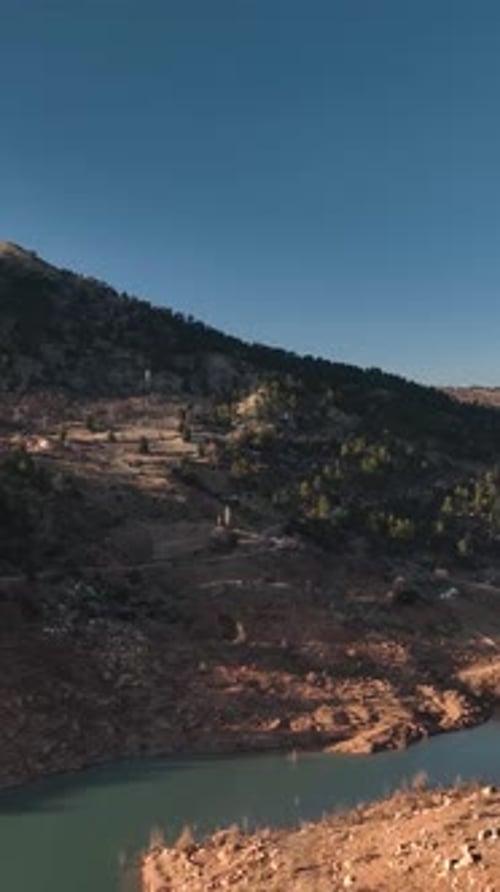 Vidéo verticale, arrière-plan idéal, quartier turc authentique au bord de la rivière de montagne