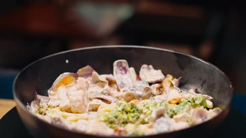 Nahaufnahme eines köstlichen, frisch zubereiteten Meeresfrüchteeintopfs in einem Restaurant, eine wunderschöne Präsentation