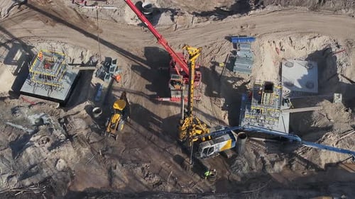 Sitio de construcción activo de la fase 4 del Puente Sur en Riga