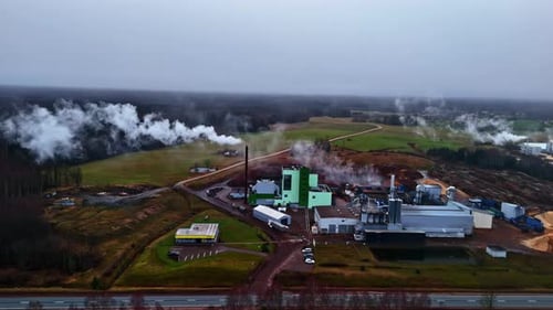 Drone : paysage aérien de vapeur provenant de la construction d'une usine, de turbines d'usine dans un pays rural
