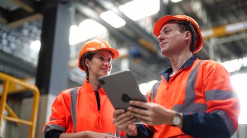 Eisenbahningenieur und Supervisor mit digitalem Tablet bei der Inspektion des Zuges im Bahnhof.