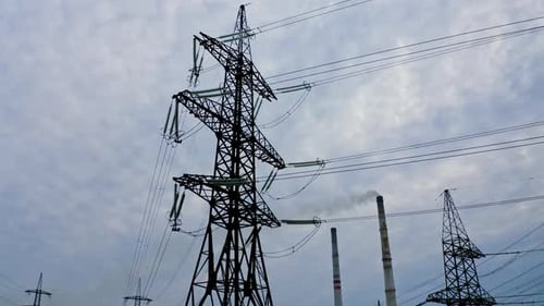 Linhas de transmissão de eletricidade. Linha de transmissão de alta tensão com fios de energia elétrica