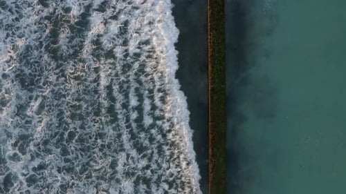 Perspectiva única das ondas batendo contra o quebra-mar conhecido como Waikiki Walls em Waikiki Be