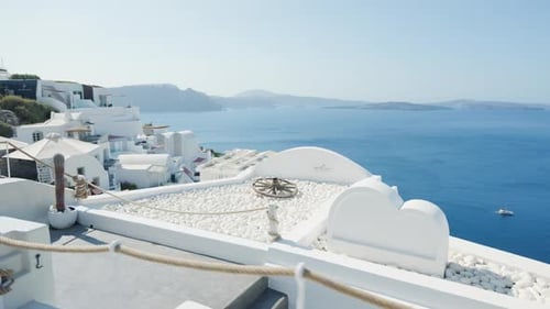 Una rueda de carro de madera en un techo en Oia, Santorini, Grecia