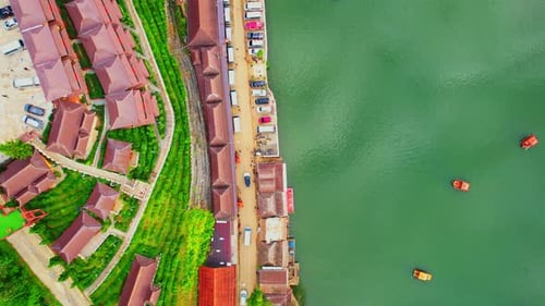 Un
Zumbido sobrevuela un pueblo chino en Tailandia.