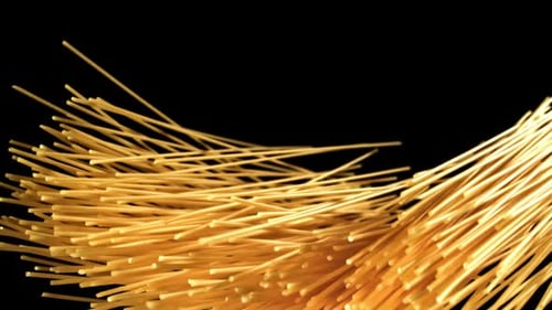 Fliegende Spaghetti-Nudeln in Superzeitlupe, gefilmt mit einer Hochgeschwindigkeitskamera mit 1000 Bildern pro Sekunde