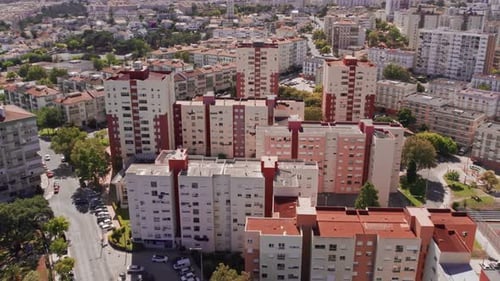 Vista aérea de una ciudad en Portugal tranquila y hermosa
