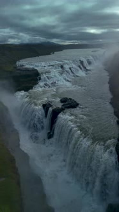 Majestosa cachoeira Gullfoss caindo em cascata no rio sereno na paisagem islandesa