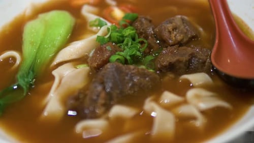 Sopa taiwanesa de macarrão tomoto com macarrão espesso