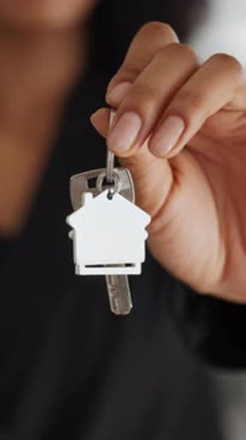 Compre su propia casa Vista de cerca de Keys in Woman Hands Agencia inmobiliaria afroamericana