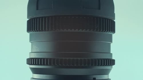 Foto de perto de uma lente de cinema de metal de 35 mm com tampa de lente, abertura manual, equipamento óptico de câmera