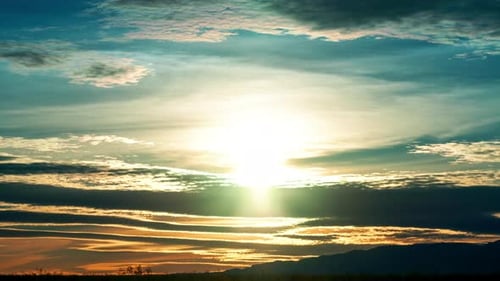 Im Zeitraffer des Sonnenuntergangs überqueren Wolkenwellen den Himmel