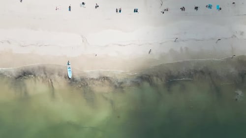 Drone aérien grand angle sur les plages de sable blanc animées de l'île tropicale de Holbox au Mex