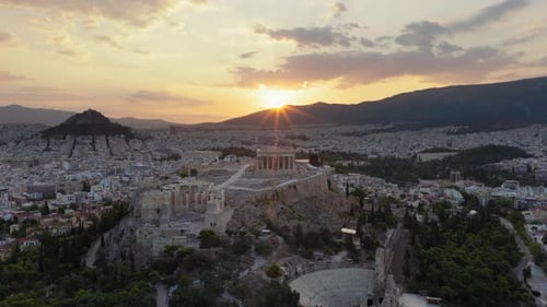 Vidéo par drone montrant la colline de l'Acropole au lever du soleil, avec le Parthénon et l'Odéon d'Hérode Atticus