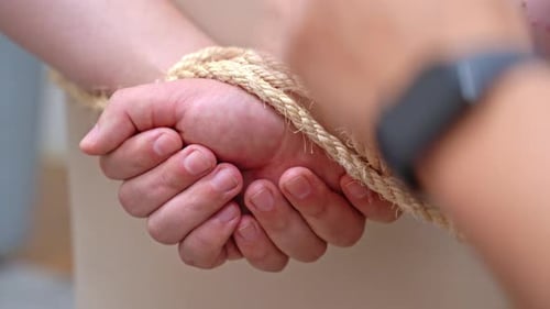 Kidnapper secures hands of hostage behind back thwarting