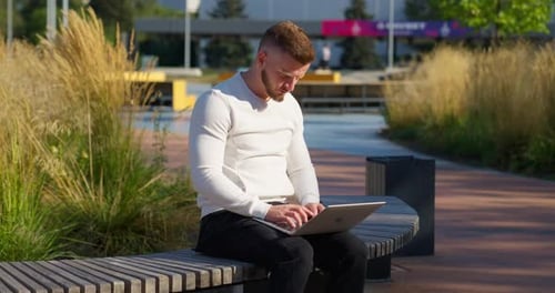 Mann arbeitet im Computerpark
