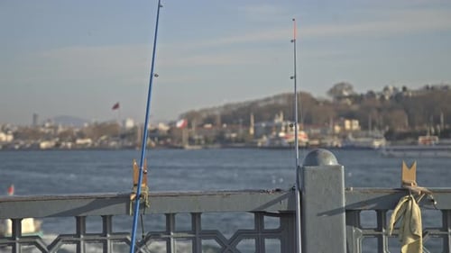 Pescadores pescando no Bósforo, Ponte Galata, com vista para o mar