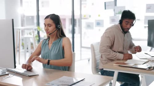 Des amis de travail, un jet-papier et des employés espiègles dans un bureau de coworking tout en s'amusant au travail