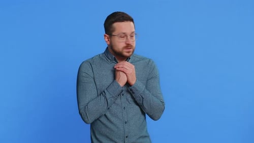 Ängstlicher, ängstlicher depressiver Mann, der an einer Phobie leidet, drückt Angst, Stress, Panik aus