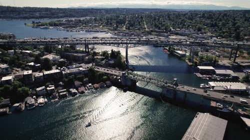 Impresionante vista aérea de los viajeros de Seattle cruzando el puente con un barco que viaja