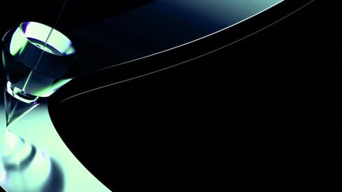 Un objet en verre brille dans l'obscurité