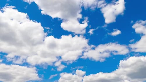 Sanfte weiße Wolken, die sich am azurblauen Himmel verwandeln. Wunderschöne Wolkenlandschaft im beweglichen Zeitraffer
.