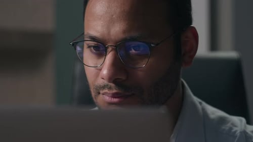 Nahaufnahme indischer Mann mit Brille Arabischer Geschäftsmann mit Laptop-Denken Antwort finden Eureka Rise