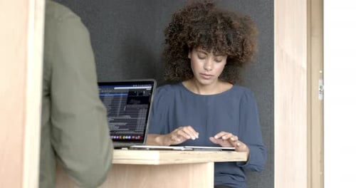 Femme d'affaires travaillant au bureau à l'aide d'une tablette numérique