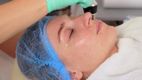 Lifting-Anti-Aging-Therapie Schöne Gesichtshaut einer Patientin in Nahaufnahme