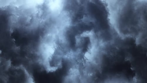 bewegende dunkle Wolken und Gewitter