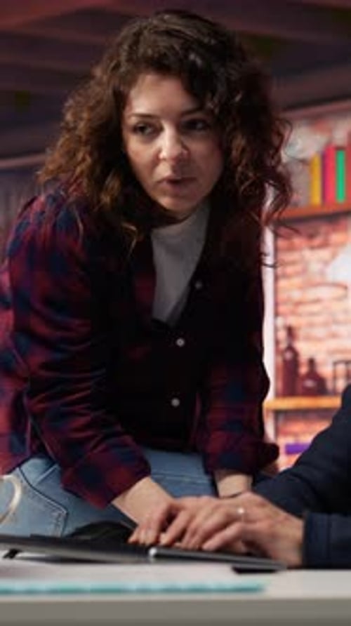 Vertikales Video, Teamwork, Kollegen aus dem Startup Office, die künstliche Intelligenz verwenden