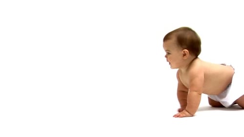 Baby krabbelt über weißen Hintergrund 6-12