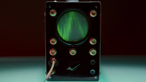 Osciloscópio vintage mostrando sinal de forma de onda verde complexo