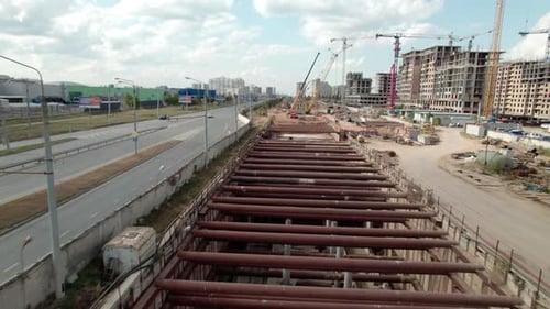 Las vigas de acero forman la base estructural de la vista aérea de la ruta del metro