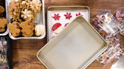 Emballage de biscuits festifs avec des délices de Noël enrobés de chocolat
