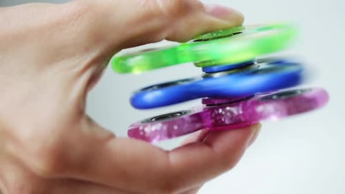 Juguetes, entretenimiento y gente: jugar a mano con Three Spinning Fidget Spinners Addiction