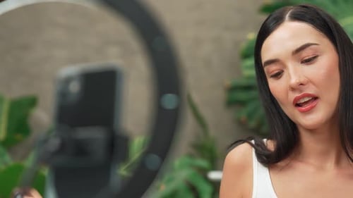 Hermosa creadora de contenido que crea un tutorial de belleza natural y cosmética. Blithe