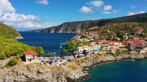 Pueblo de Assos en Cefalonia, Grecia. Bahía de color turquesa en el mar Mediterráneo con hermosos colores