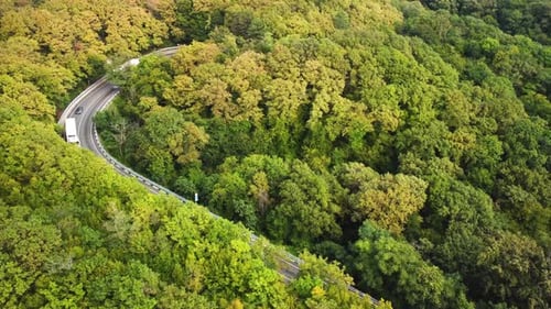 ein Highway in den Bergen