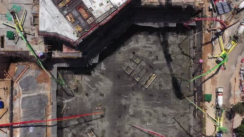 Mega-Baustelle mit laufenden Arbeiten, Luftaufnahme von oben nach unten.