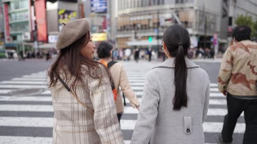 4 тысячи азиатских подруг, пересекающих пешеходный переход на перекрестке Сибуя в Токио, Япония, осенью.