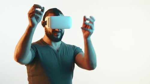 Un homme absorbé interagissant avec un environnement virtuel à l'aide de la technologie VR