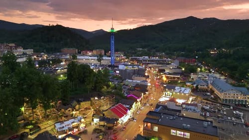 Por la noche, Gatlinburg, pintoresca ciudad montañosa en Tennessee con una avenida iluminada llena de restaurantes