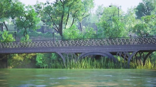 Ruhige dekorative Brücke überquert einen friedlichen Fluss im Grünen