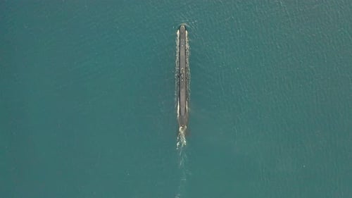 4K-Luftaufnahmen von Drohne von einem U-Boot auf dem Ozean
