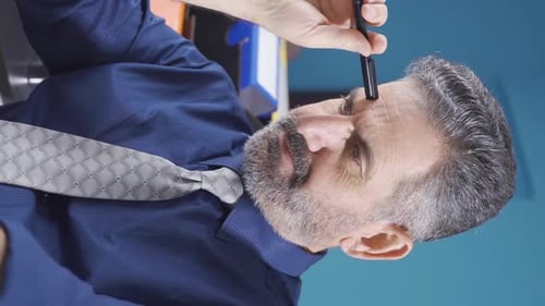 Vertikales Video eines reifen Geschäftsmannes, der im Home-Office arbeitet, denkt, Geschäftsmann arbeitet.